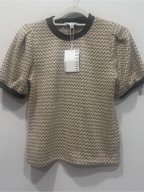 Studio Neutral Chevron Knit Short Sleeve Top with Black Trim